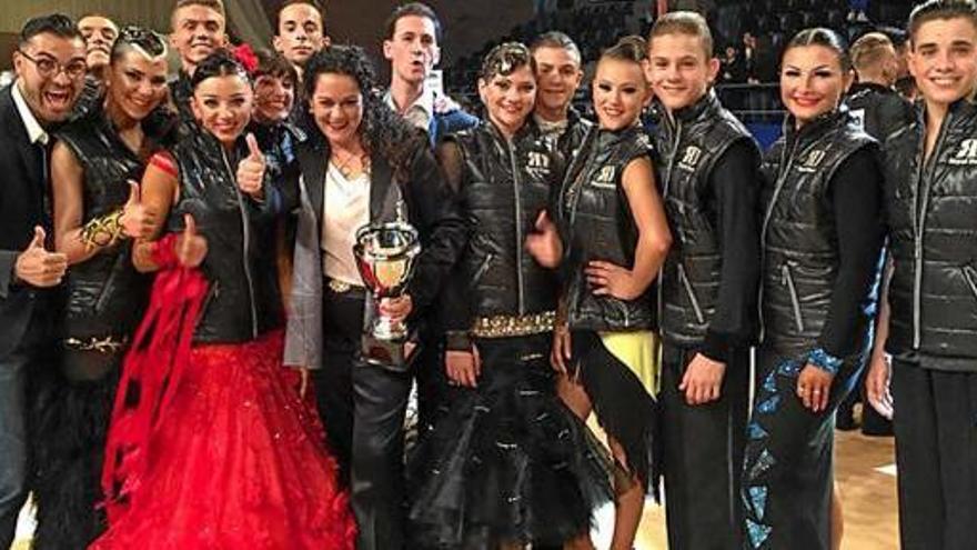 L&#039;equip del Royal Dance celebrant la cinquena posició obtinguda