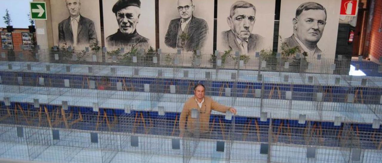 Emilio Martínez, con las jaulas de la exposicion preparadas, en la nave de Ortiz.