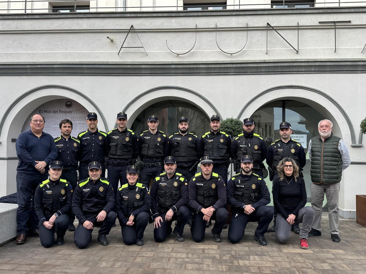 Foto de família de la Policia Local d'Arbúcies amb l'alcalde i el regidor de Governació.