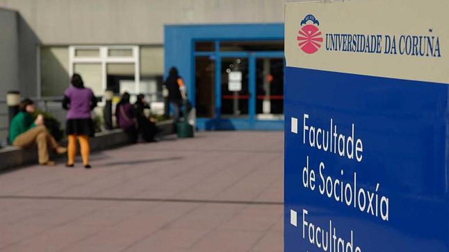 Entrada a una facultad de la Universidade da Coruña. / juan varela