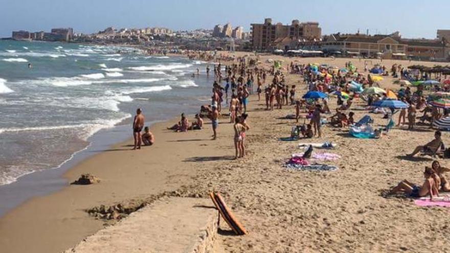 Los bañistas permanecieron en la orilla tratando de localizar al escualo que vio un socorrista