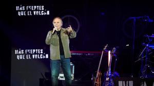 El cantante Joan Manuel Serrat hoy sábado en el concierto solidario ’Más fuertes que el volcán’ celebrado en el Wizink Center de Madrid. 