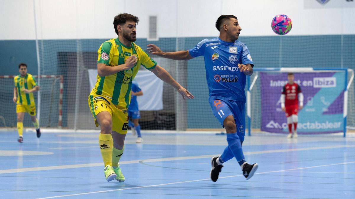 Caruso disputa un balón durante el partido copero ante Jaén Paraíso Interior
