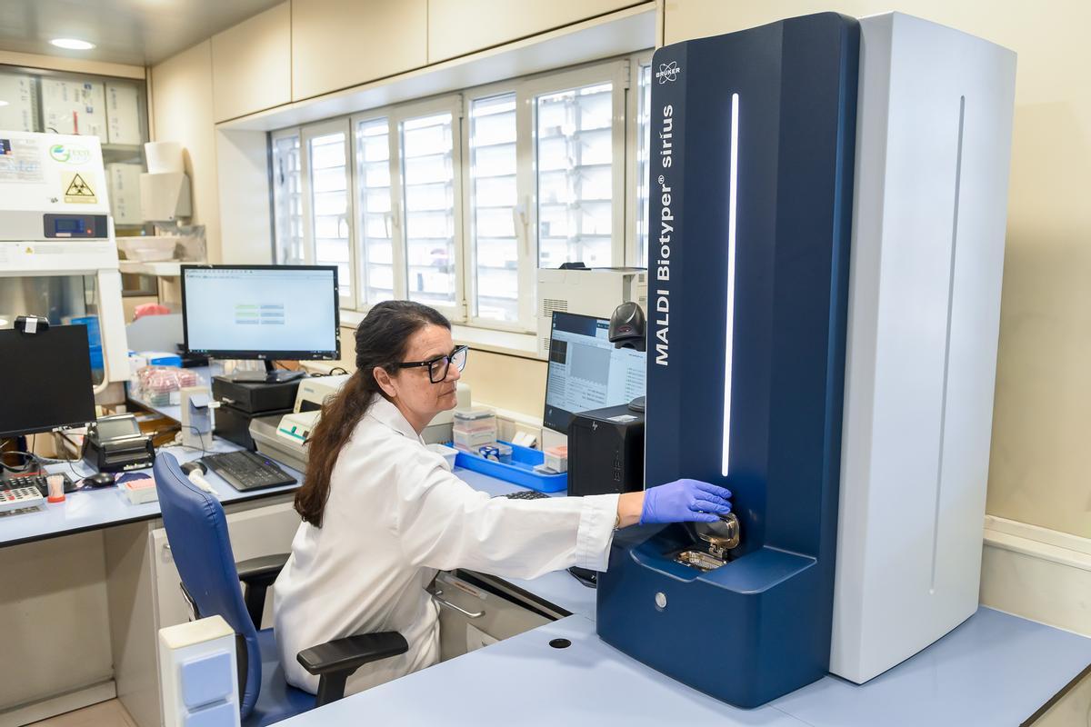 La doctora María José Espinar trabajando con la tecnología MALDI-TOF en el laboratorio de Juaneda Hospitales.