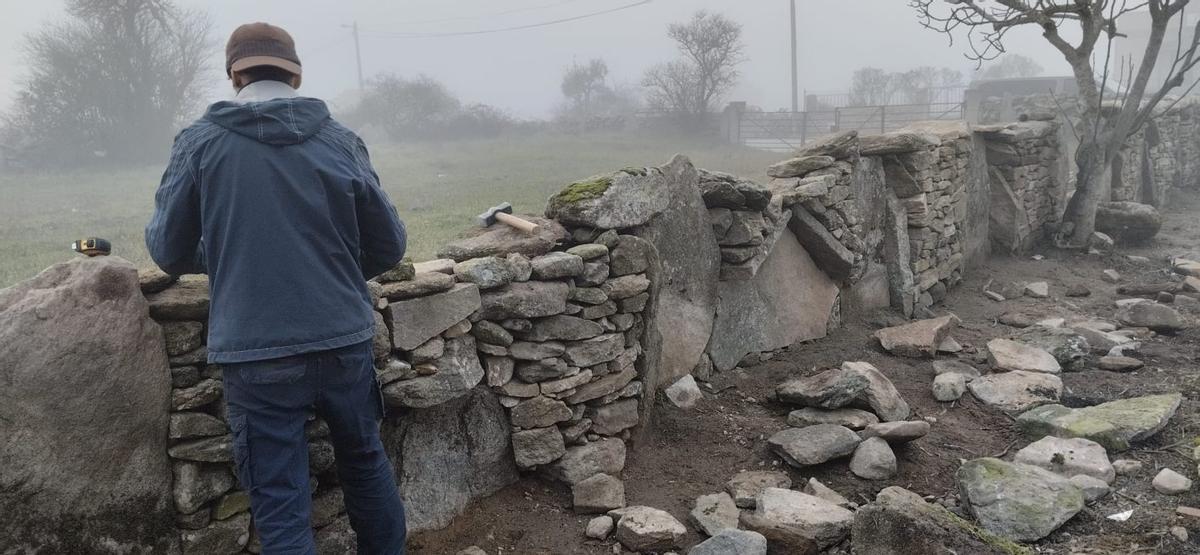Jaime del Barrio construyendo una pared con la técnica de piedra seca en Sayago. | C. M.