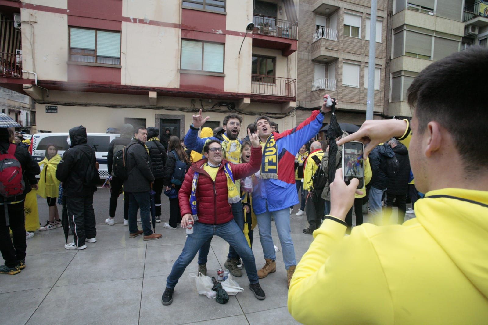 Fotogalería | La lluvia no frena las ganas de la afición del Villarreal de ver a su equipo en la final de Champions