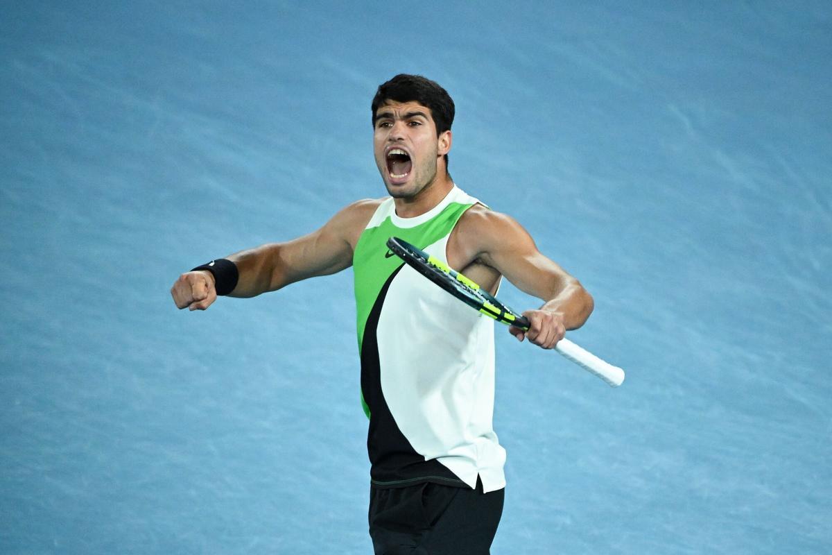 MELBOURNE (Australia), 01/02/2026.- Carlos Alcaraz of Spain celebrates a point during the Men’s Singles final match against Novak Djokovic of Serbia at the Australian Open tennis tournament in Melbourne, Australia, 01 February 2026. (Tenis, España) EFE/EPA/JAMES ROSS AUSTRALIA AND NEW ZEALAND OUT