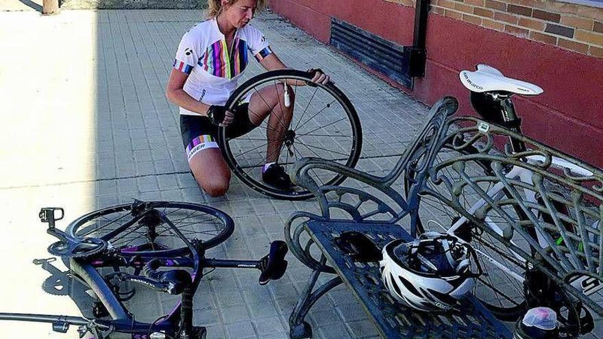 Arrojan chinchetas en el arcén para perjudicar a los ciclistas