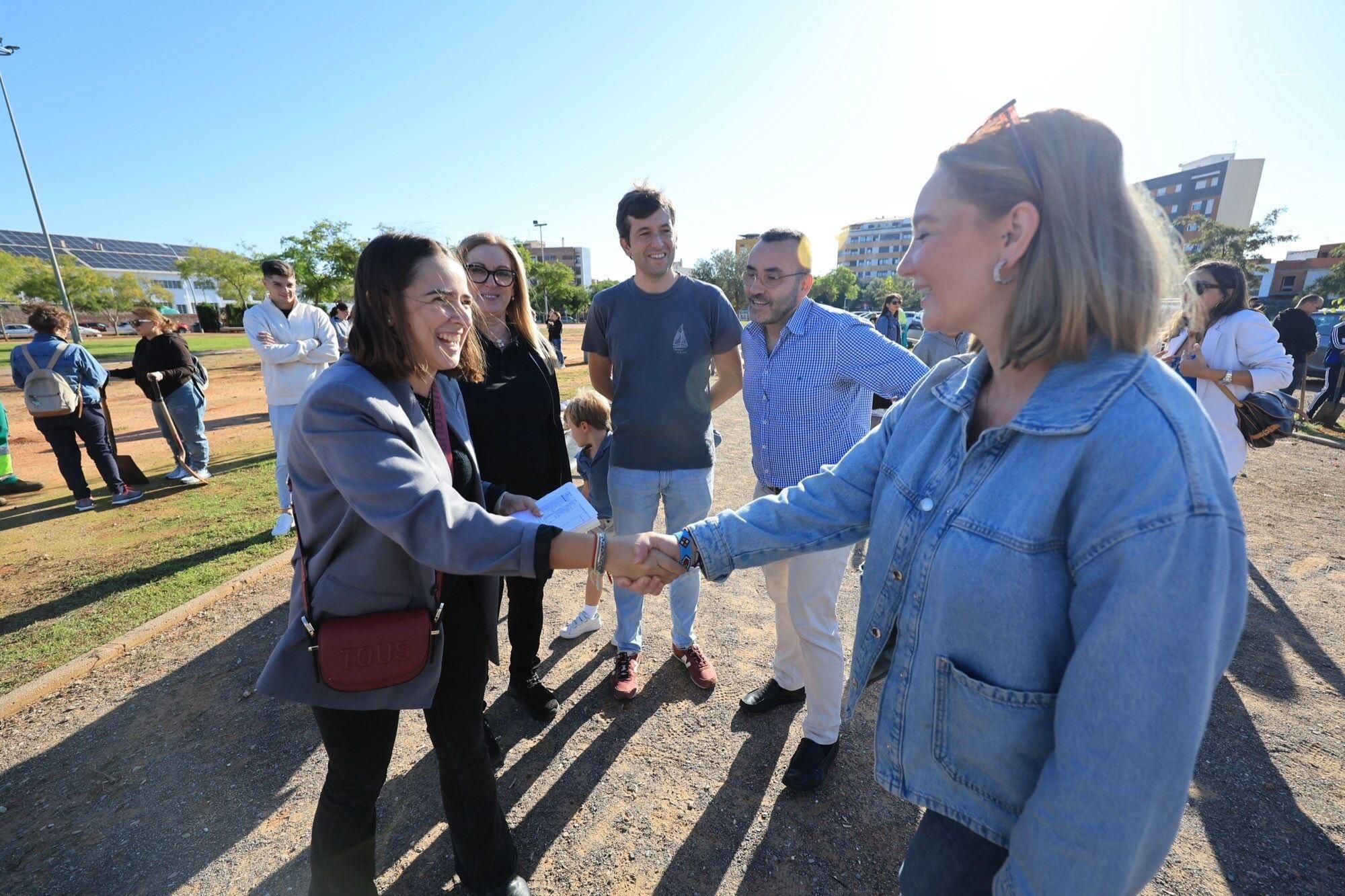  Éxito de la plantación de árboles por parte de personal y familias de Pamesa Grupo Empresarial en la Ciutat Esportiva Municipal de Vila-real que ha tenido lugar en la mañana. de este sábado La acción, que forma parte de la Responsabilidad Social Corporativa del grupo, está incluida en la programación del 20.º Mes de la Sostenibilidad de la Concejalía de Medio Ambiente.