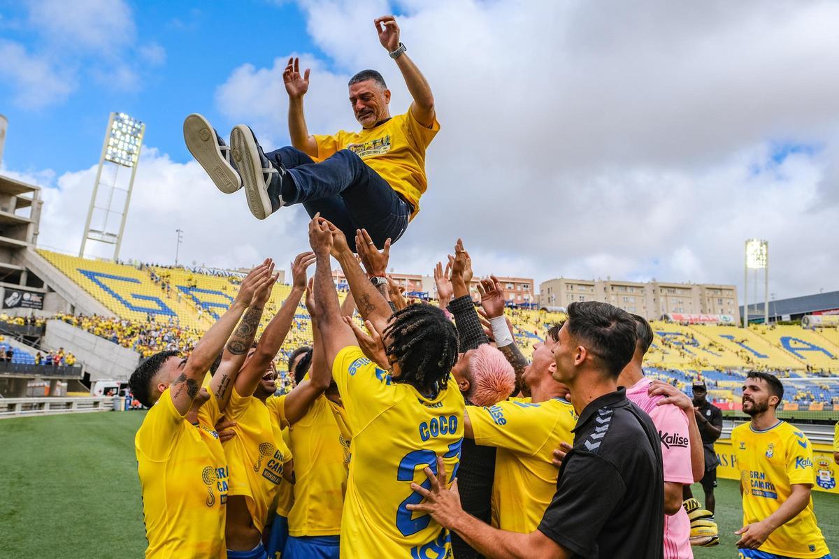 Último ascenso de la UD Las Palmas a Primera División, con los jugadores alzando a Pimienta