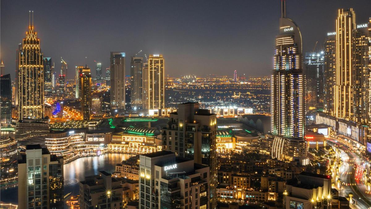 Vista panorámica de la ciudad de Dubái por la noche.