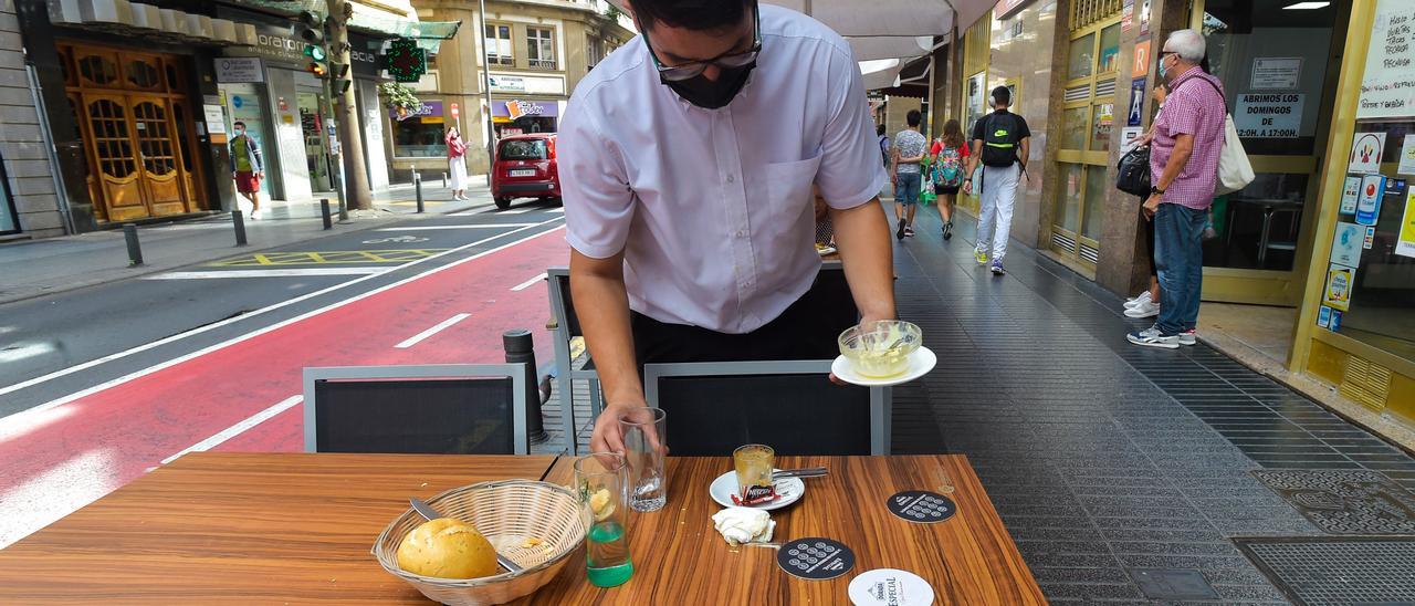 Un camarero recoge una mesa en Las Palmas de Gran Canaria.