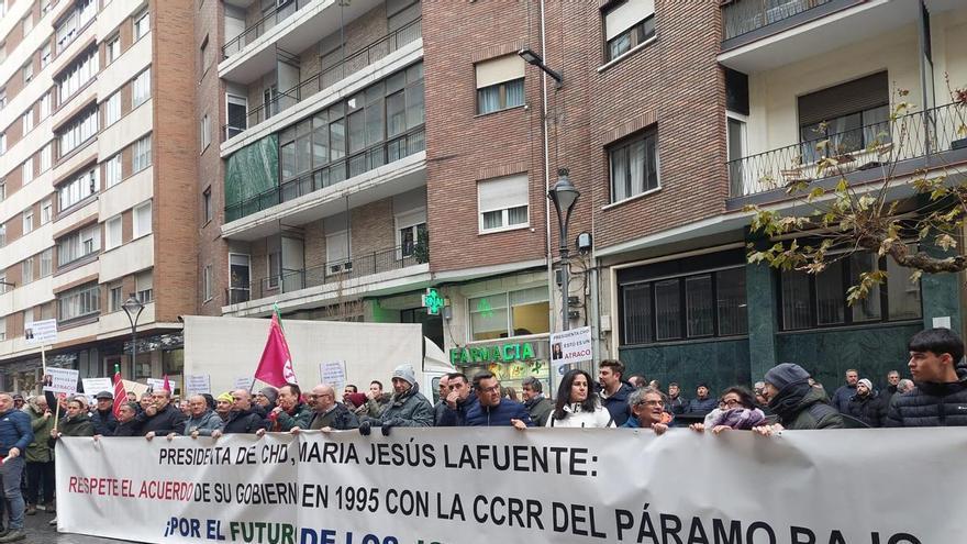 VIDEO | Protesta de los regantes del Páramo Bajo de León y Benavente ante la CHD en Valladolid