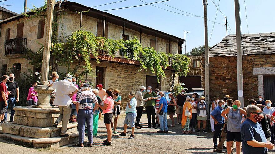 Reunión de vecinos en Castro de Sanabria. | A. S