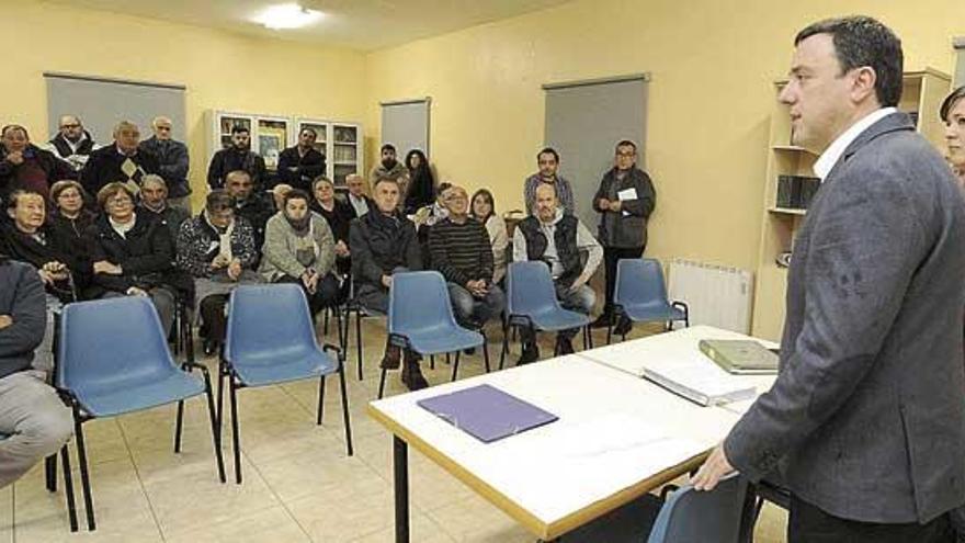 El presidente de la Diputación y la alcaldesa de Bergondo en una reunión con los afectados por la obra.