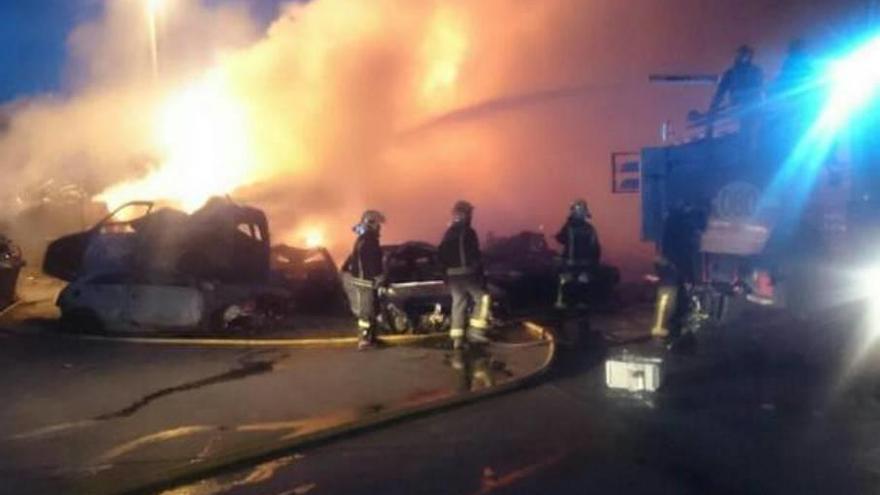 Sofocado tras casi seis horas de trabajos el incendio de chatarra en Bunyola