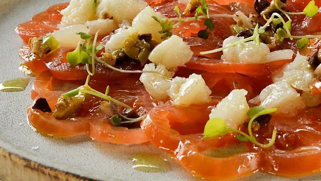 Carpaccio de tomàquet de la varietat cor de bou del Tres Margarit.  | HOTEL CASTELL EMPORDÀ