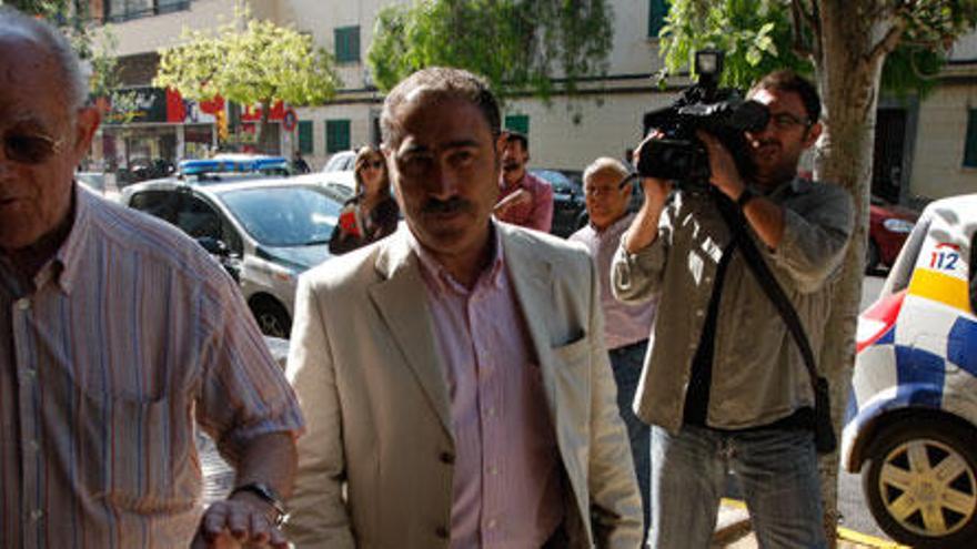 El exsocialista Roque López (derecha), acude al Juzgado acompañado por el que entonces era su abogado, Andrés Tuells.