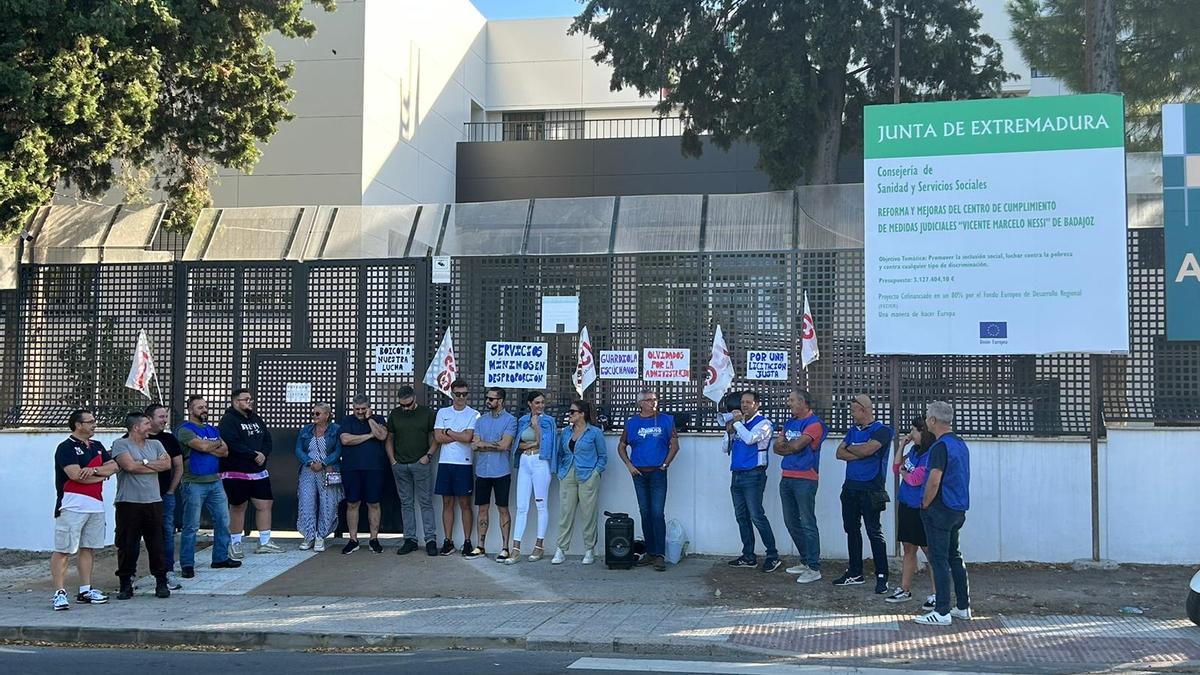 Acto de protesta de los vigilantes del Marcelo Nessi a las puertas del centro, en una imagen de archivo.