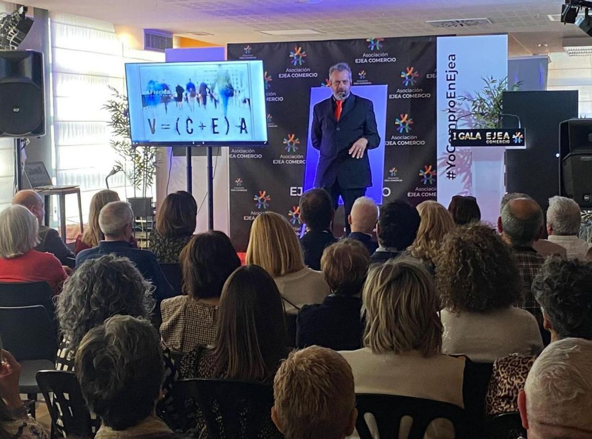 Hubo más de 100 asistentes entre comerciantes, instituciones y amigos del comercio. | SERVICIO ESPECIAL