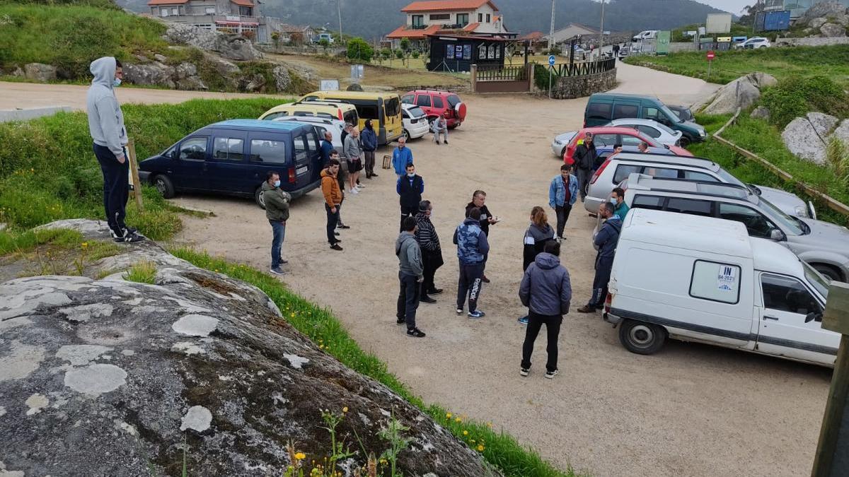 Percebeiros concentrados hoy en Cabo Home.//S.Á.