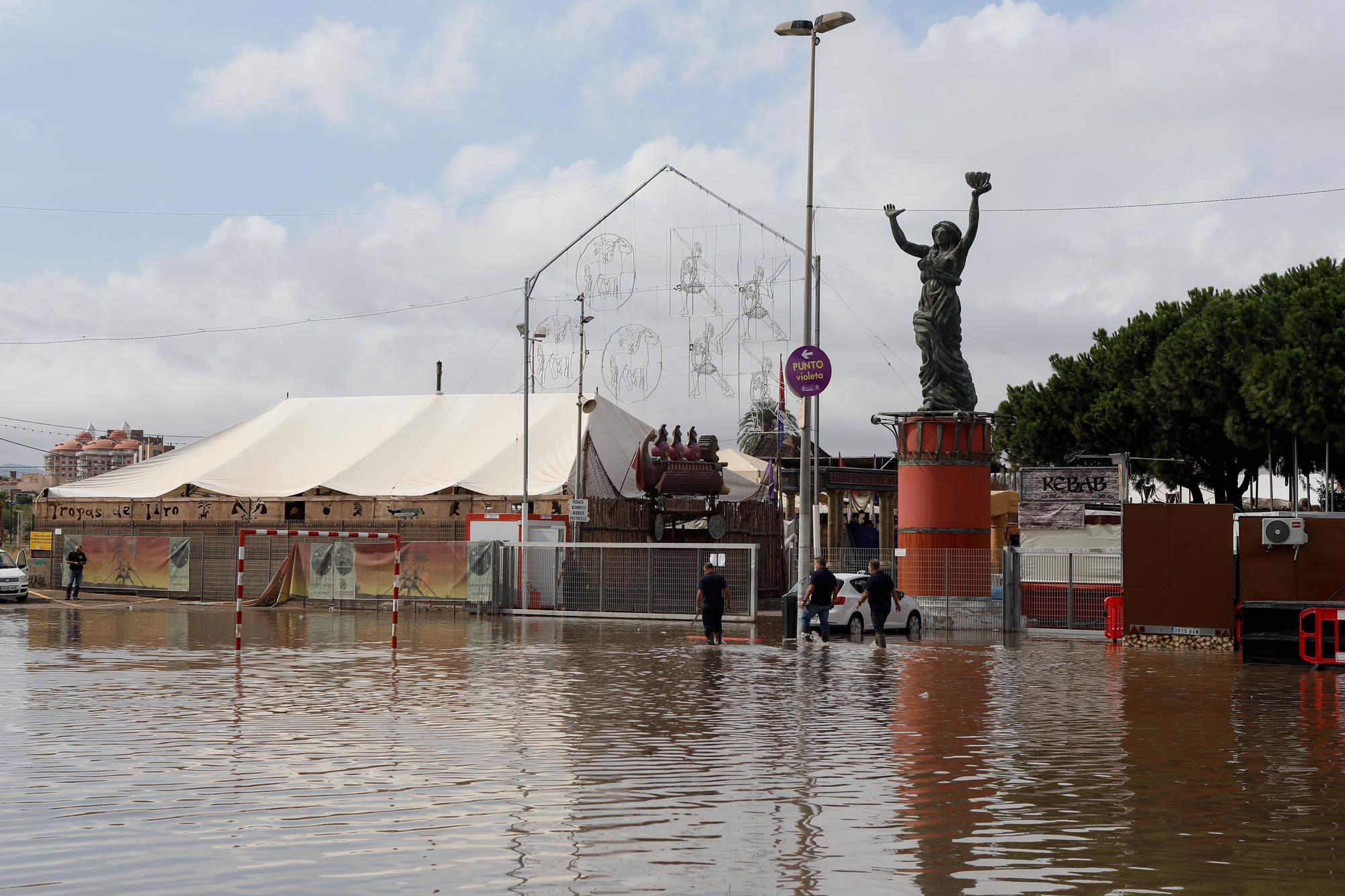 Así han dejado las fuertes lluvias el campamento festero de Cartagena