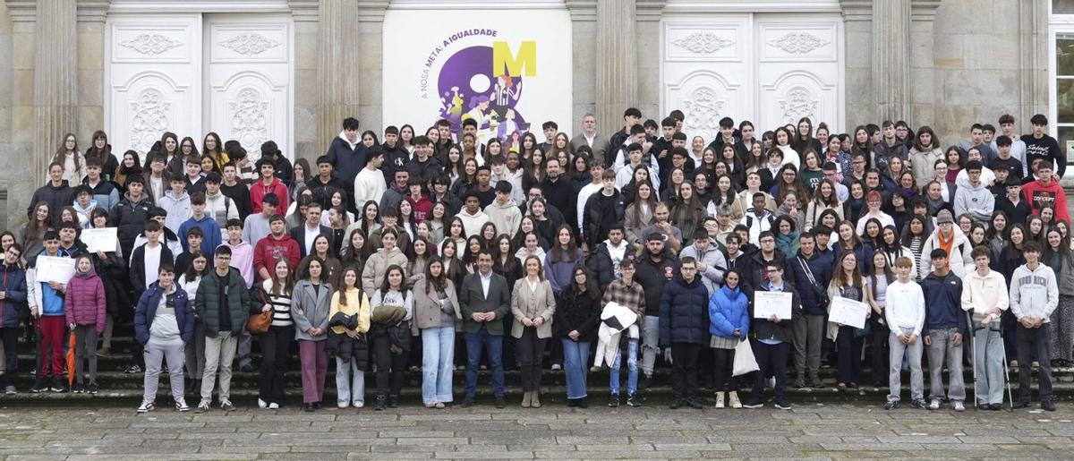 Foto de familia de todos los asistentes al acto en la Diputación.