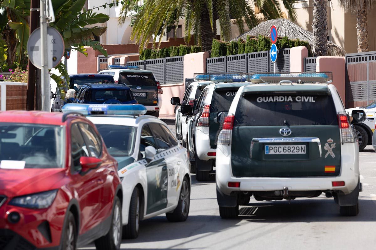 El despliegue policial por el hombre atrincherado en su piso en Ibiza, en imágenes
