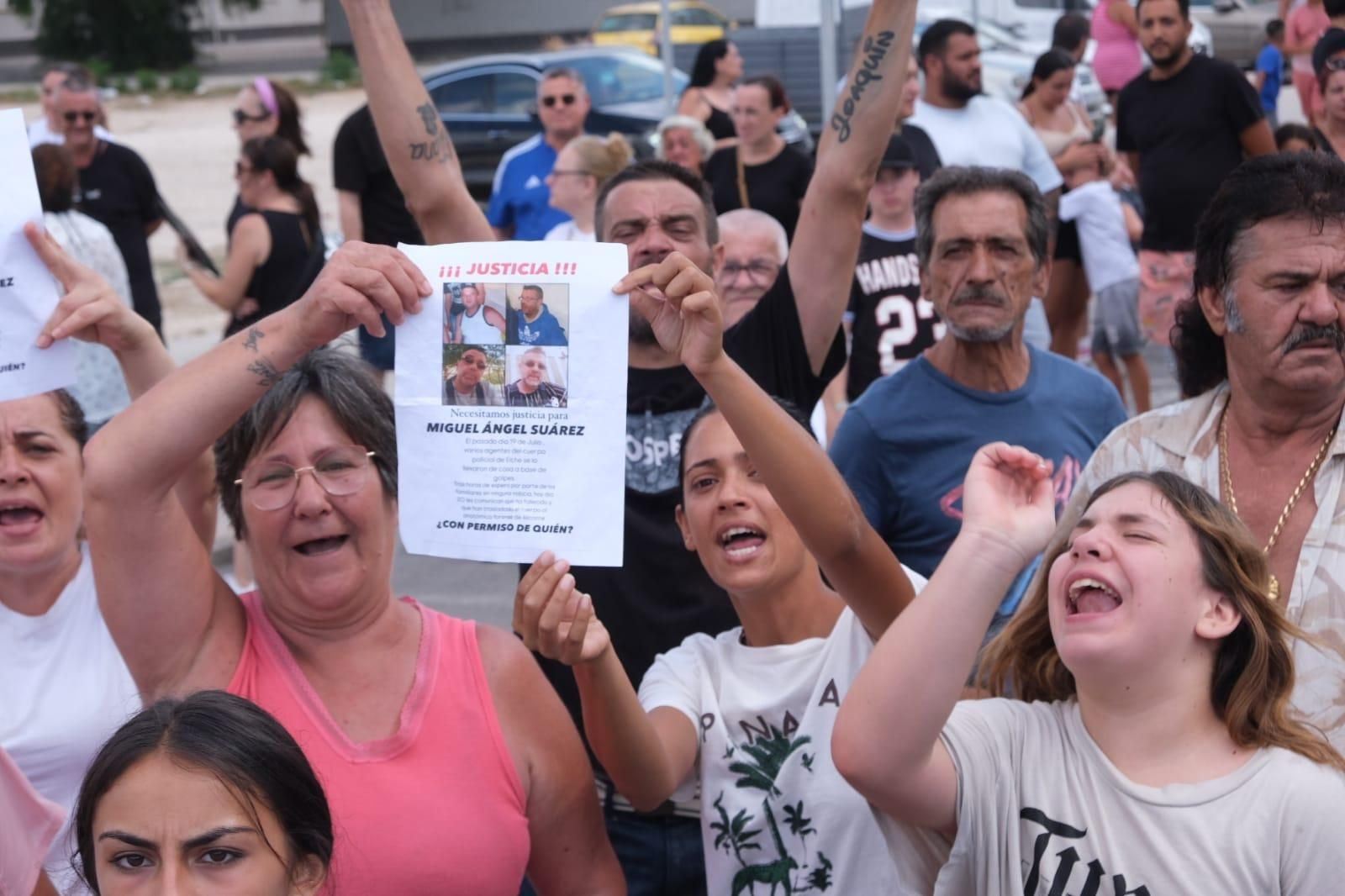 Protesta en los juzgados de Elche por la muerte de un detenido en Comisaría