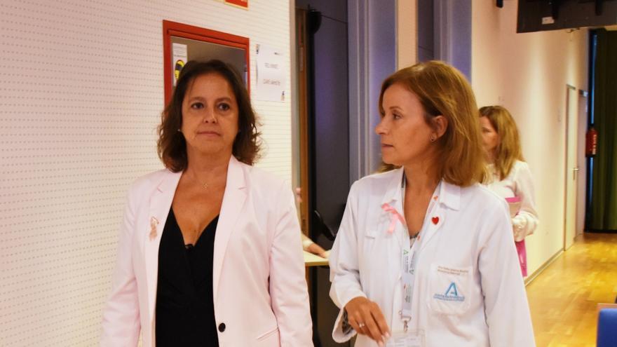 Valle García (dcha.), junto a la consejera de Salud y Consumo, Catalina García.