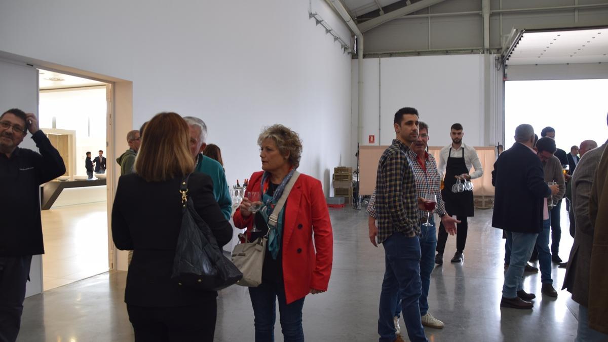 Los asistentes del evento se preparan para degustar la paella elaborada por maestros valencianos.