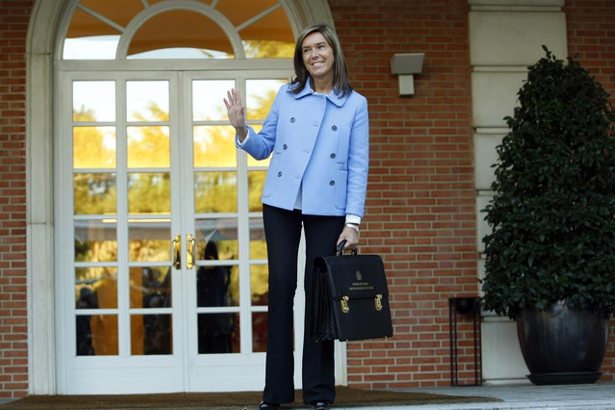 La ministra de Sanitat, Ana Mato, a les escales de la Moncloa, abans del primer Consell de Ministres, divendres passat.