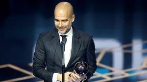Pep Guardiola, con el premio The Best al mejor entrenador de 2023