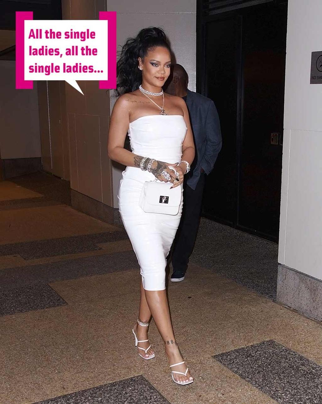 Rihanna con vestido blanco y bocadillo Cuore
