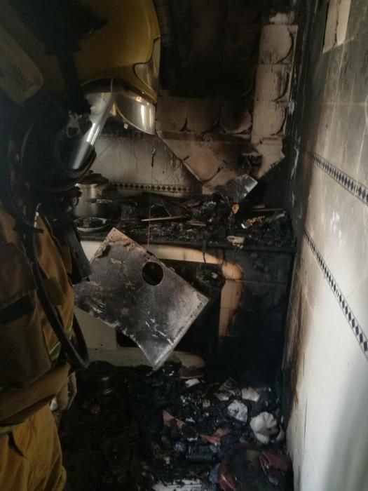 Bomberos, Guardia Civil y Policía Local de Torrevieja han intervenido en la extinción de un incendio y rescate de una persona en un piso de la calle Goleta