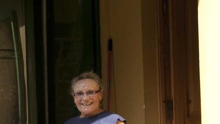 Imelda Rodríguez, en la puerta de su chalé de Perlora.