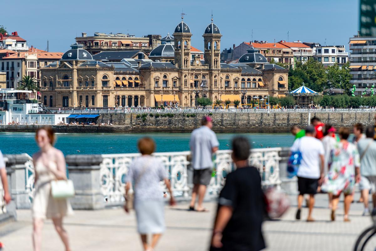 Paseo marítimo de San Sebastián con el Ayuntamiento