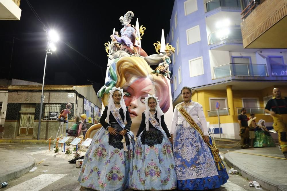 Cientos de personas, la mayoría adolescentes que quisieron disfrutar de la "cremá" y posterior "bañá" de los bomberos, se acercaron al barrio del Calvario para ver arder su hoguera