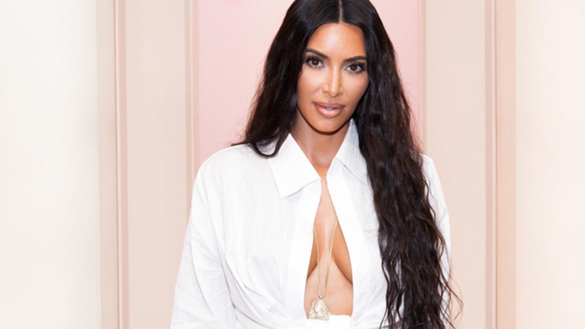 Kim Kardashian enseña cómo sujetar bien el pecho con escotes imposibles