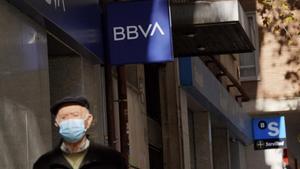 Sucursales del BBVA y el Sabadell en Madrid. 