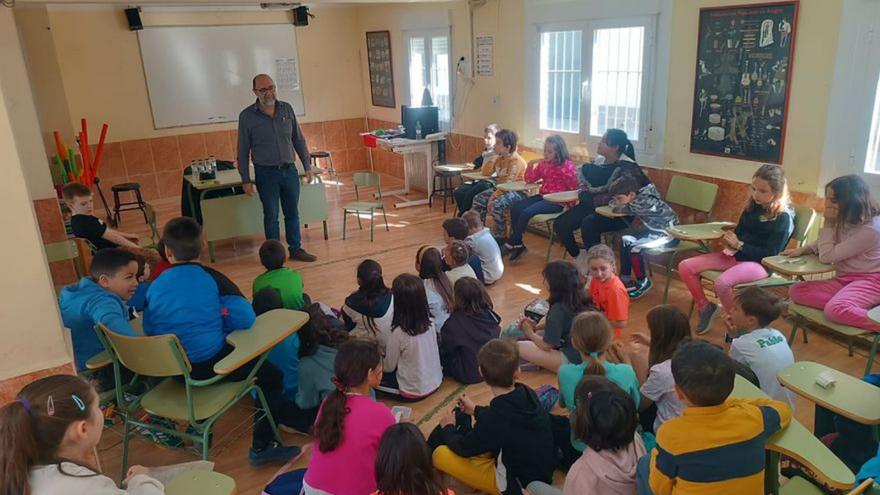 Fernando Lalana mantiene una cita con los escolares