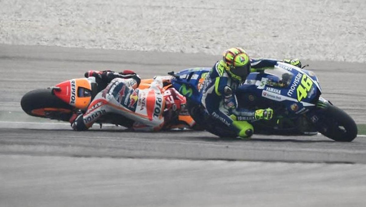 El polémico duelo de Rossi y Márquez en Sepang 2015