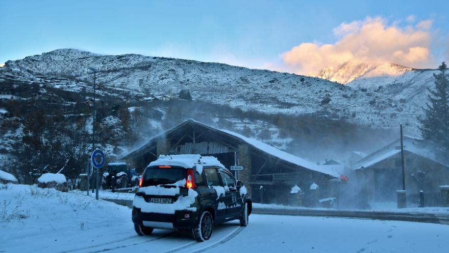 La neu obliga a circular amb cadenes per diverses carreteres catalanes