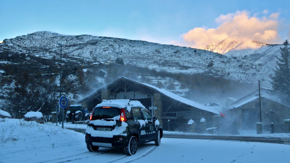 Un cotxe ple de neu circulant per una rotonda