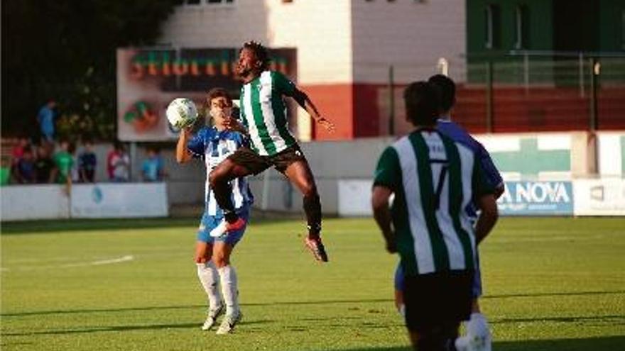 Una acció del partit entre el Peralada i el Figueres d&#039;aquesta temporada.