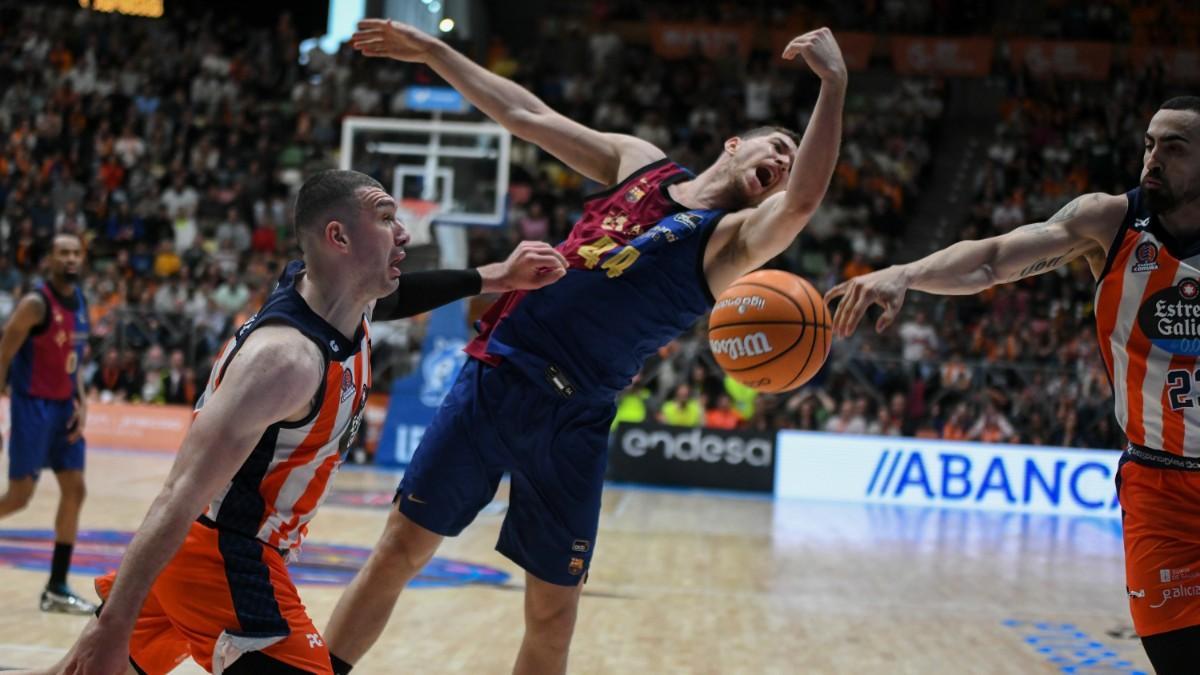 Joel Parra, en una acción del partido ante Leyma Coruña