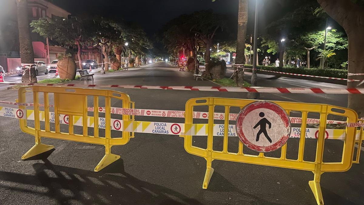 Rambla de Las Tinajas, cerrada por la caída de un árbol.