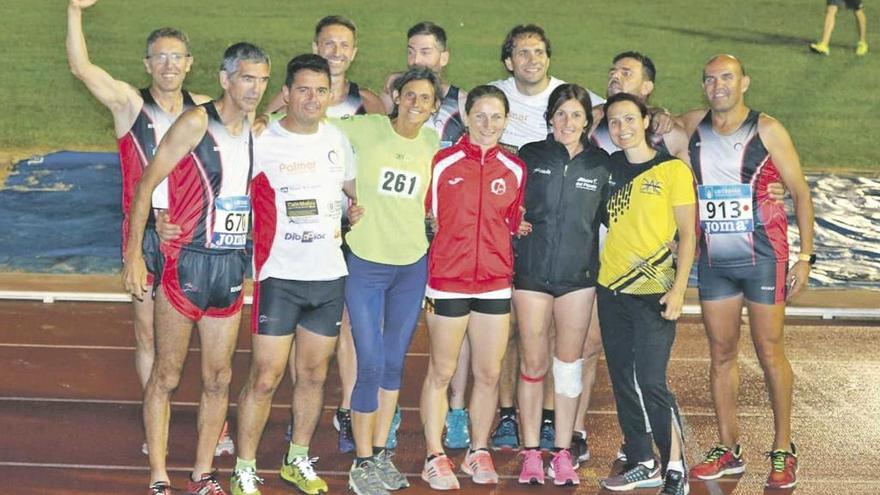 Los atletas que se proclamaron campeones de España en los relevos 4x100 en Vitoria.