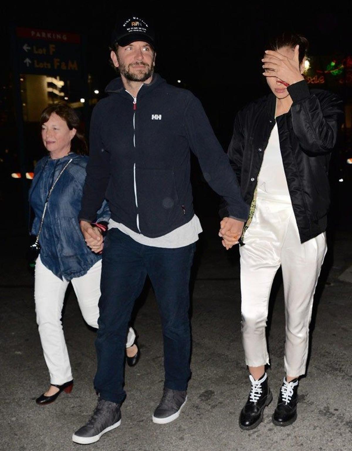 La madre del actor, Bradley Cooper e Irina Shayk van al concierto de Beyoncé.