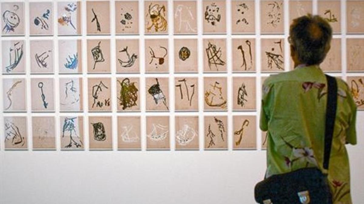 Un visitante observa en el Macba una serie de dibujos realizados por Luis Claramunt hacia el final de su vida.